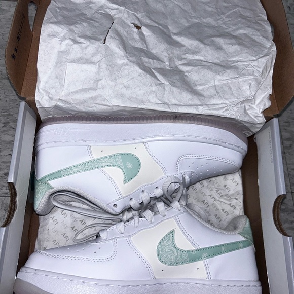 KIDS NIKE AIR FORCES LV8 (GS) White/Mint Foam-White-Phantom - Picture 1 of 6